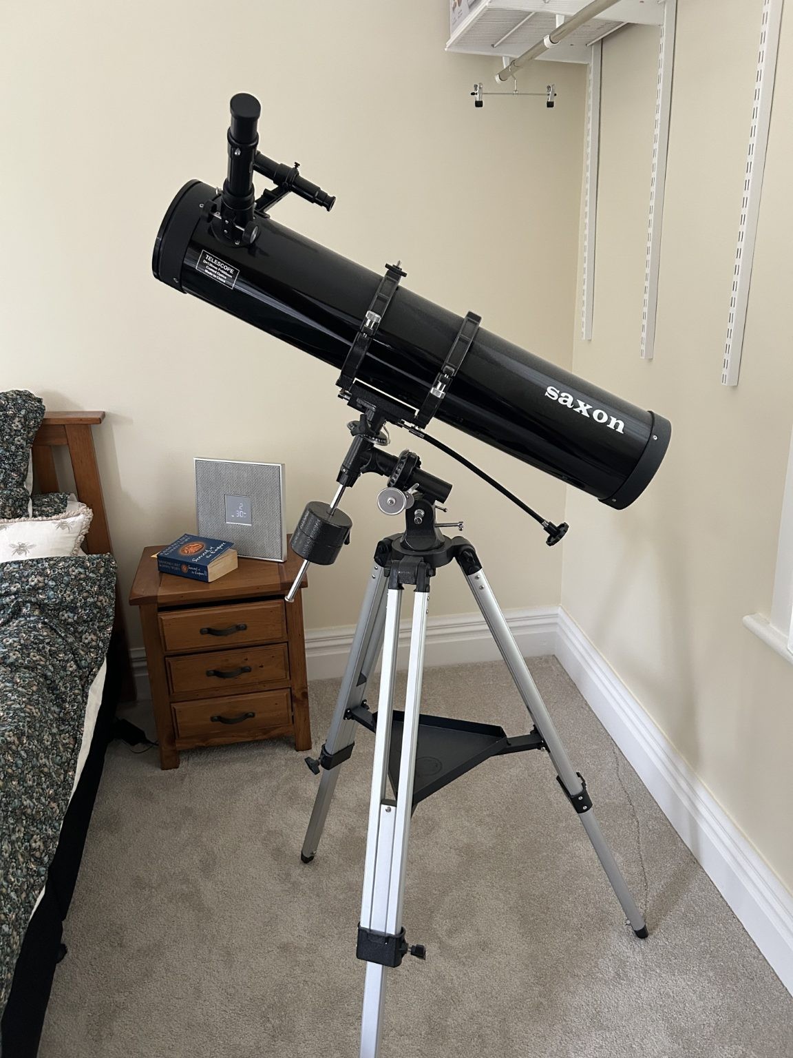 Telescopio reflector de velocidad Saxon 1309-EQ2 con accionamiento motorizado (nunca usado)