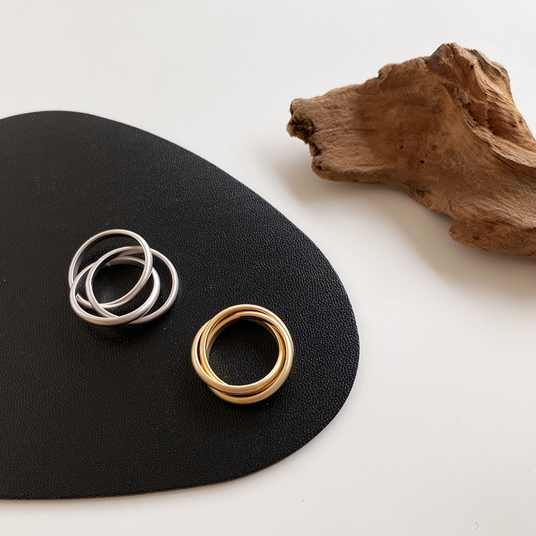 Anillo metálico entrelazado de múltiples anillos