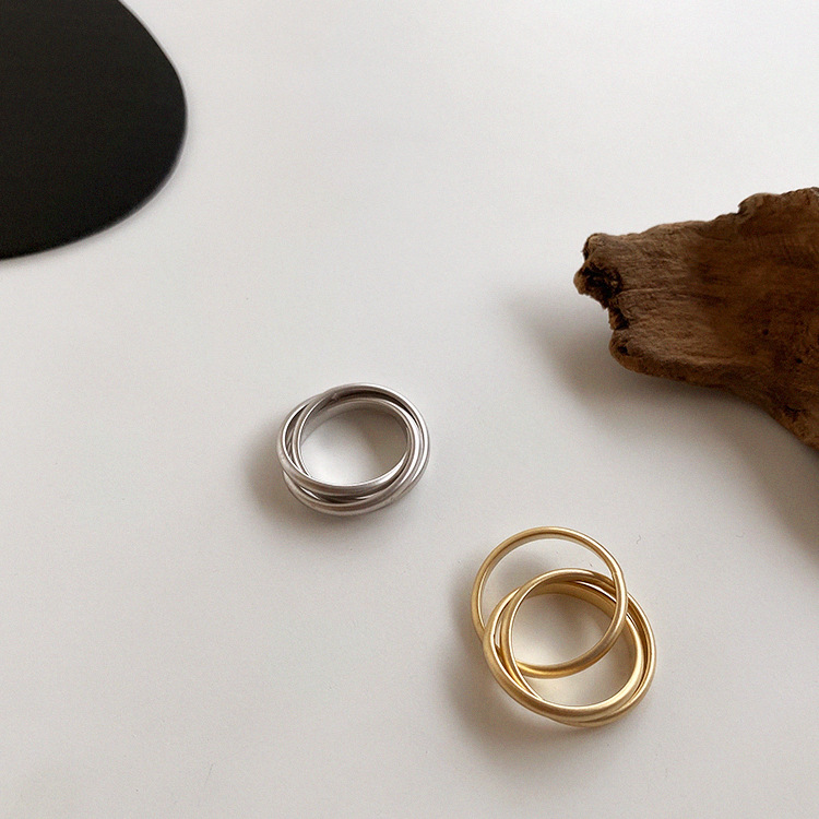 Anillo metálico entrelazado de múltiples anillos