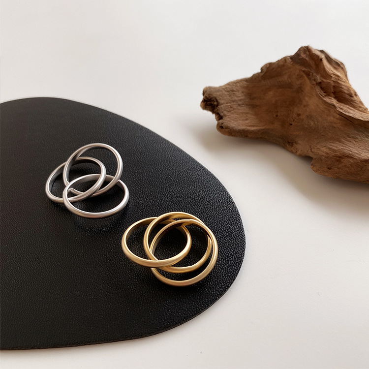 Anillo metálico entrelazado de múltiples anillos