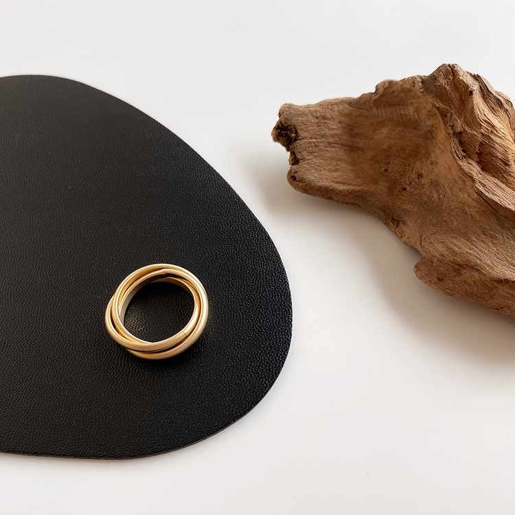 Anillo metálico entrelazado de múltiples anillos