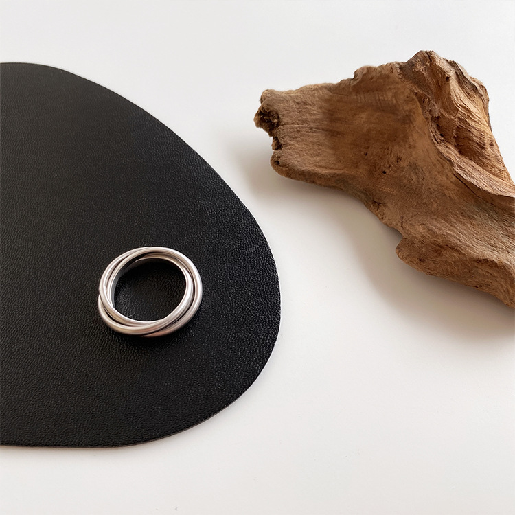 Anillo metálico entrelazado de múltiples anillos