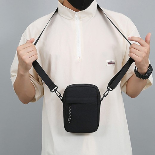 Bolso bandolera deportivo de un solo hombro, moderno y sencillo, de color liso.