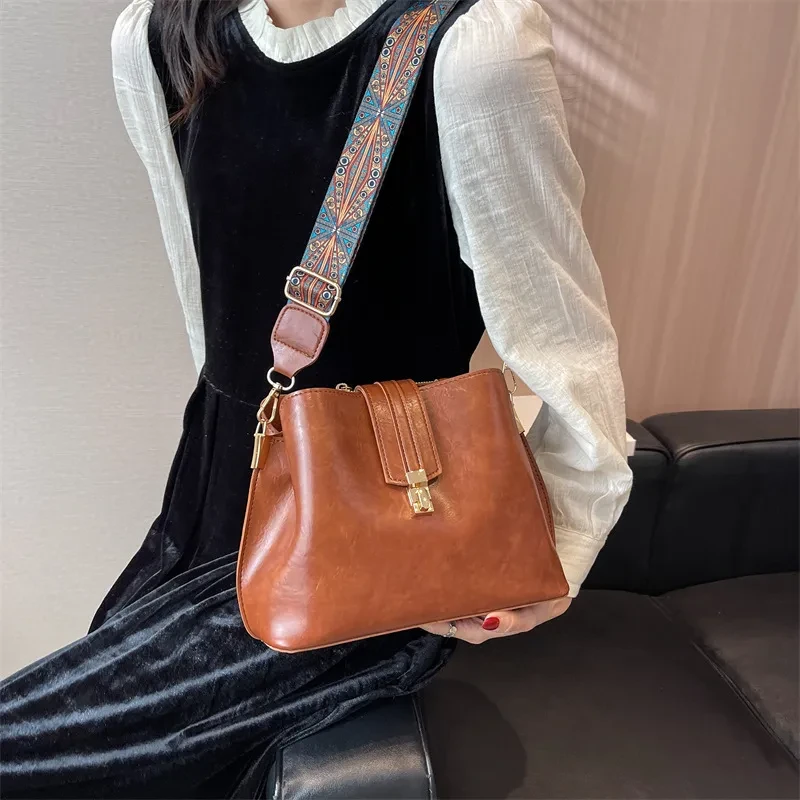 Bolso bandolera pequeño, moderno y elegante con un temperamento femenino y buena textura.