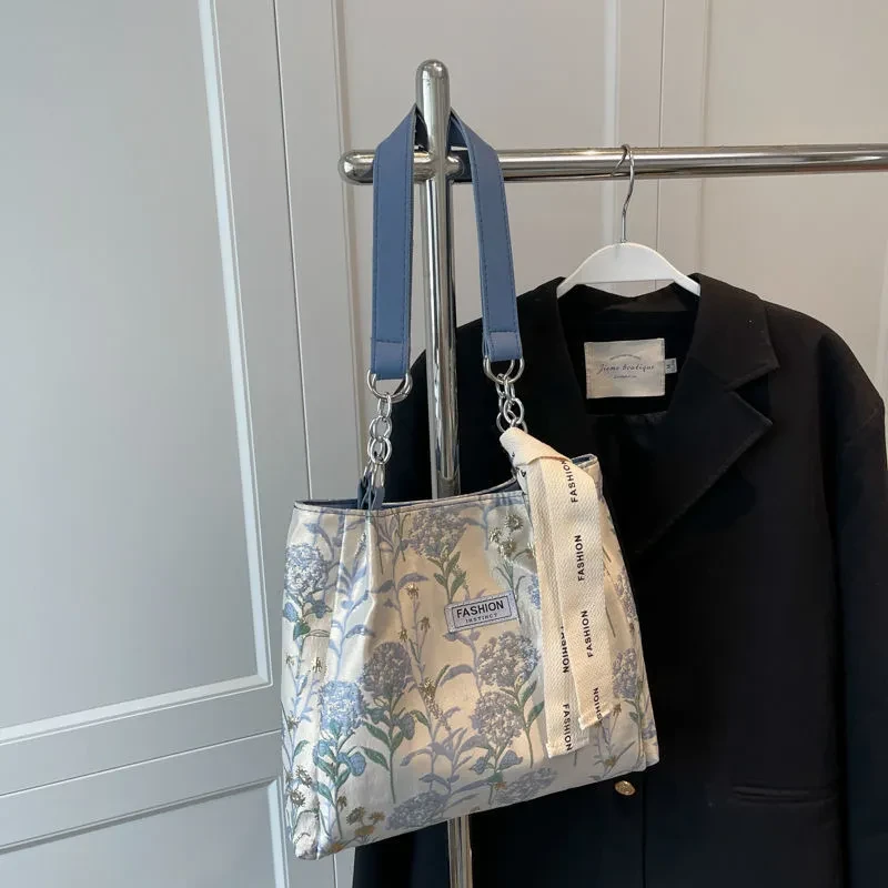 Bolso de hombro grande de lona para mujer joven con flores de verano