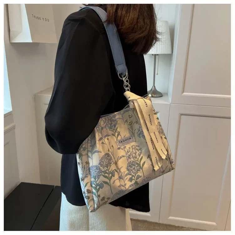 Bolso de hombro grande de lona para mujer joven con flores de verano