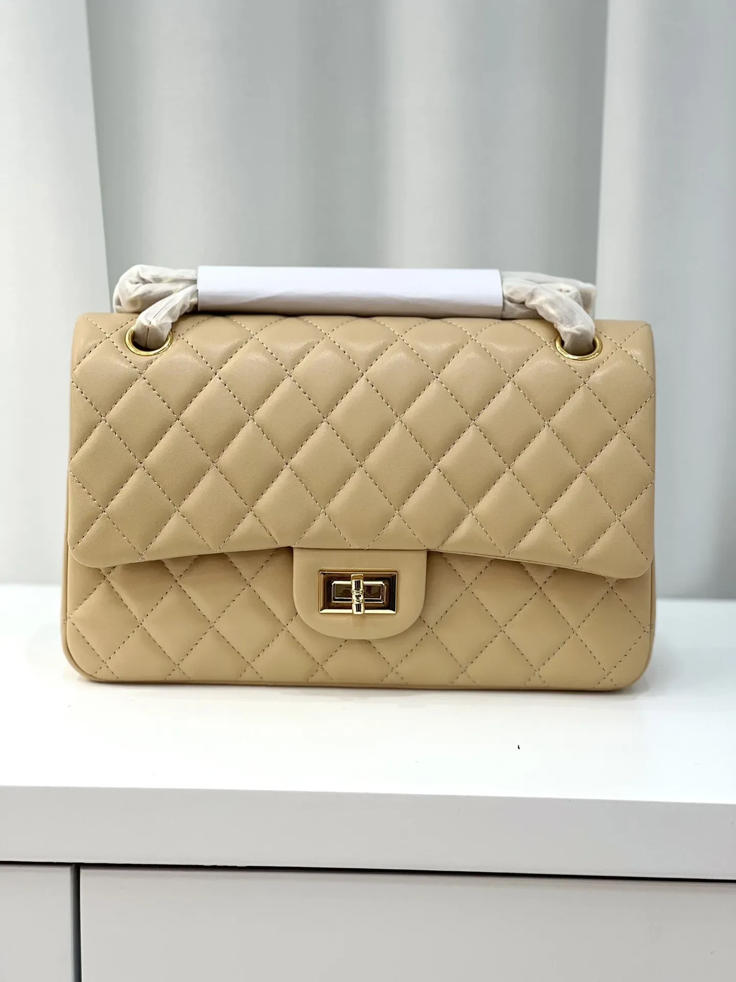 Bolso bandolera cuadrado pequeño de cuero con cadena de diamantes y diseño bajo el brazo