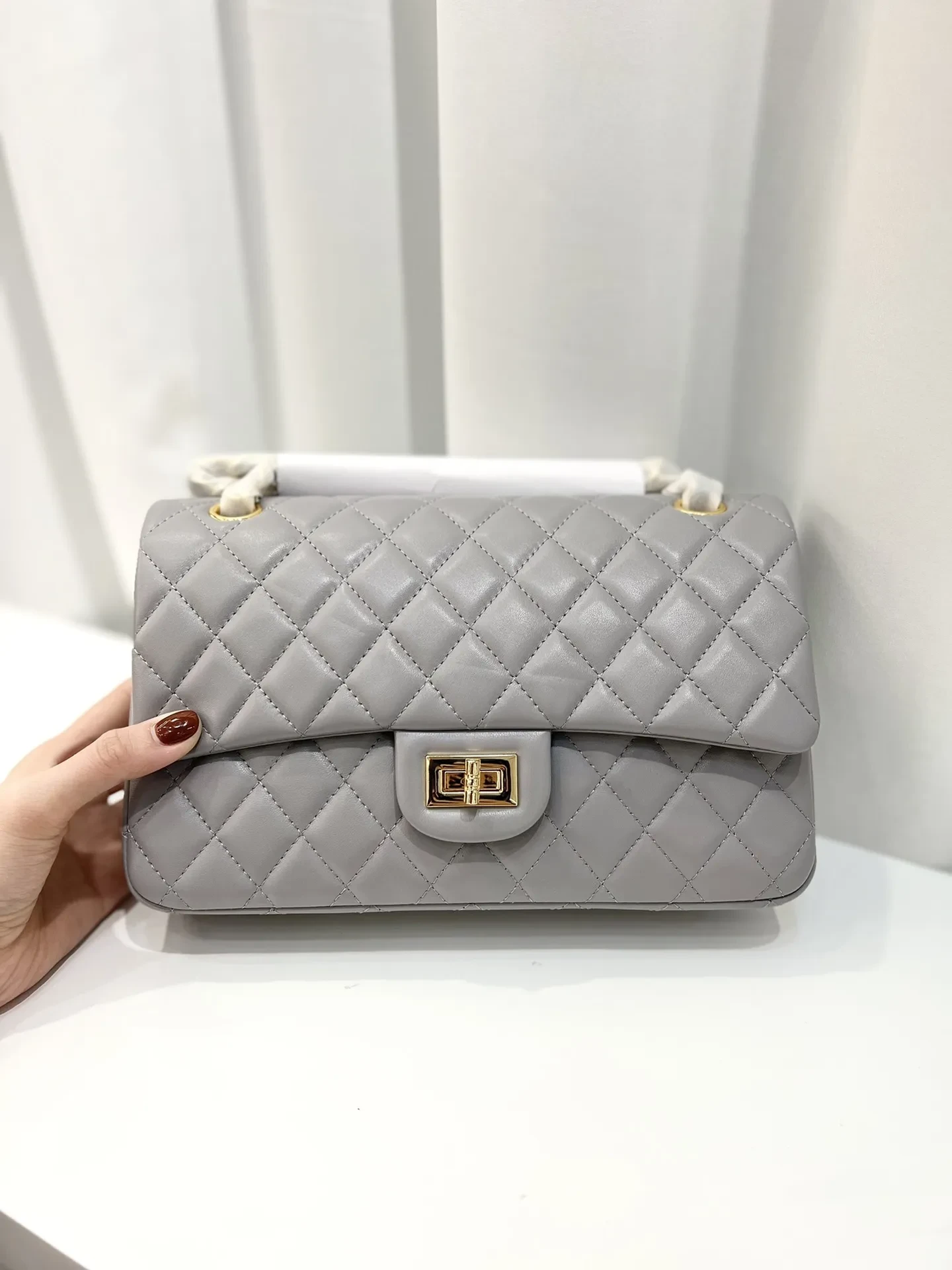 Bolso bandolera cuadrado pequeño de cuero con cadena de diamantes y diseño bajo el brazo