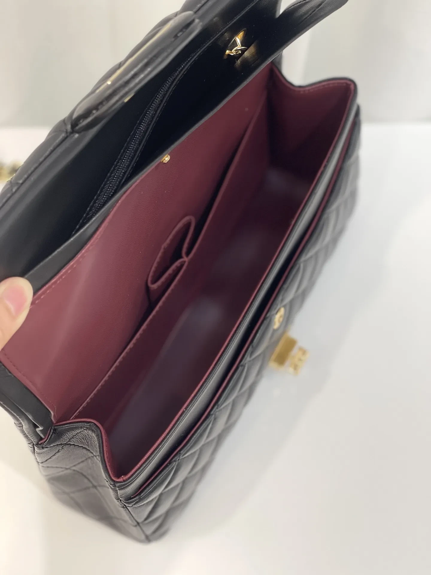 Bolso bandolera cuadrado pequeño de cuero con cadena de diamantes y diseño bajo el brazo