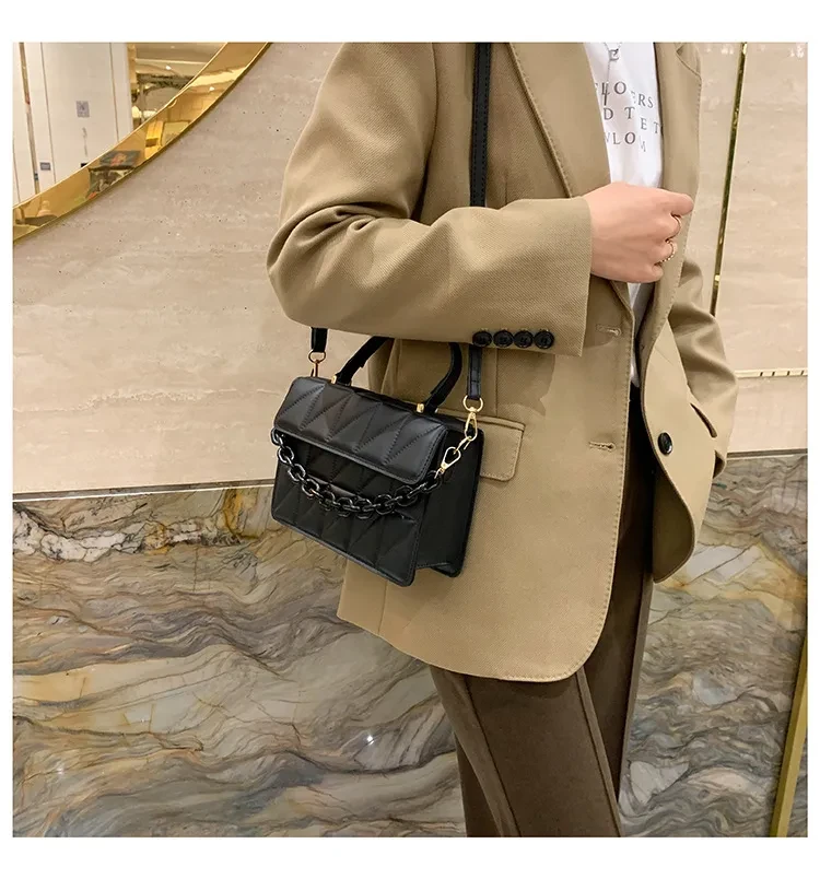 Bolso bandolera informal sencillo y portátil, pequeño y cuadrado.