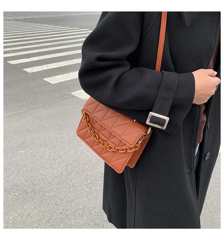 Bolso bandolera informal sencillo y portátil, pequeño y cuadrado.