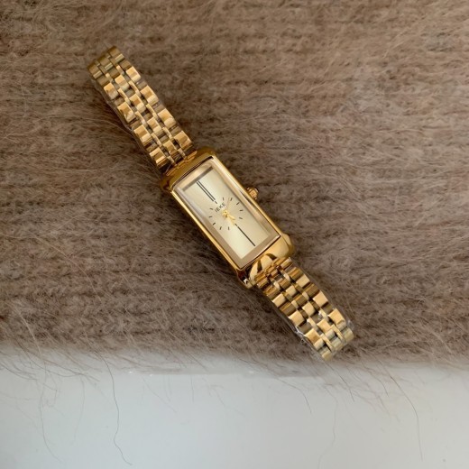 Reloj de cuarzo con correa de acero retro, rectangular y dorado para mujer.