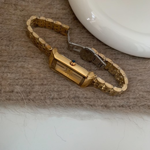 Reloj de cuarzo con correa de acero retro, rectangular y dorado para mujer.