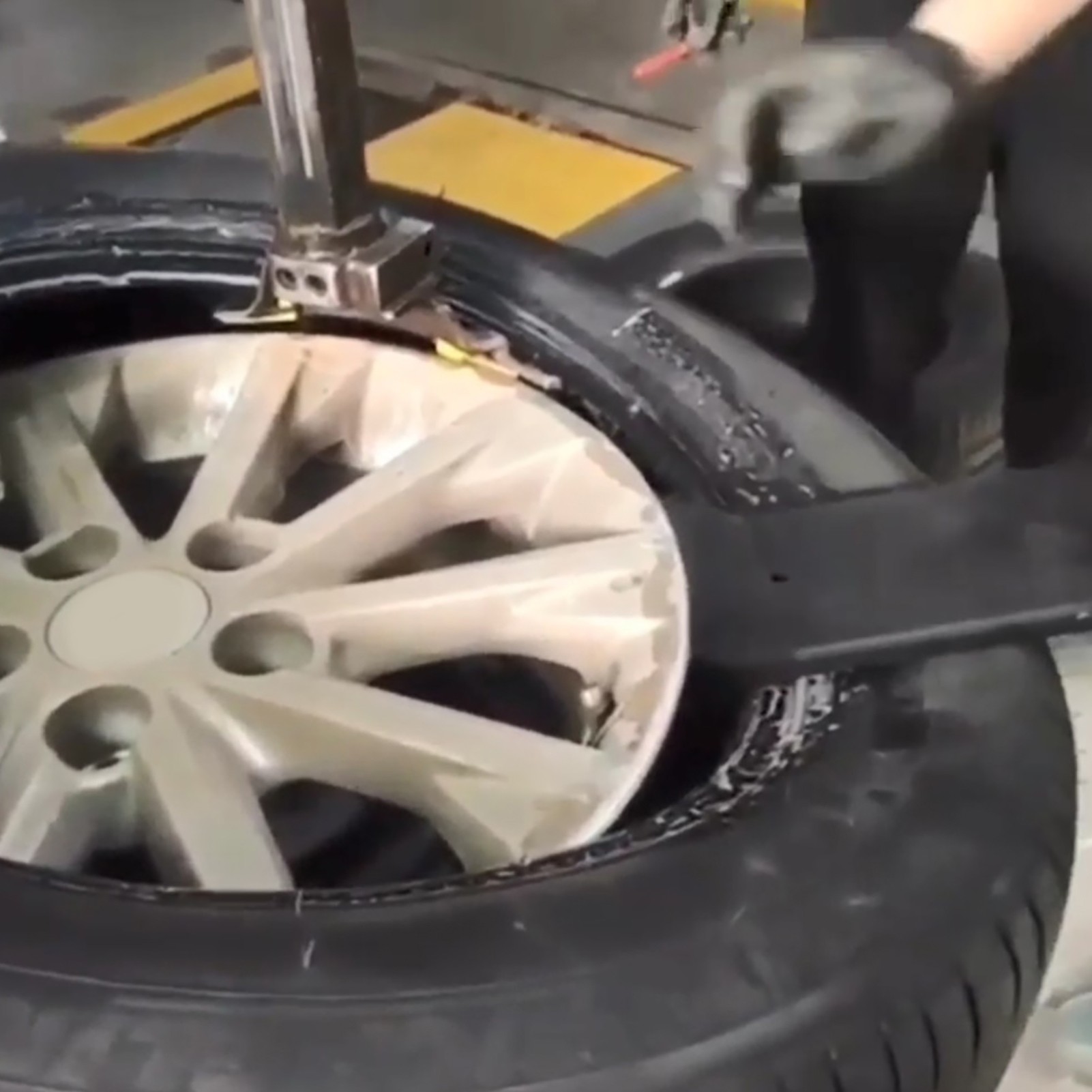 Herramienta auxiliar para la instalación de neumáticos de coche