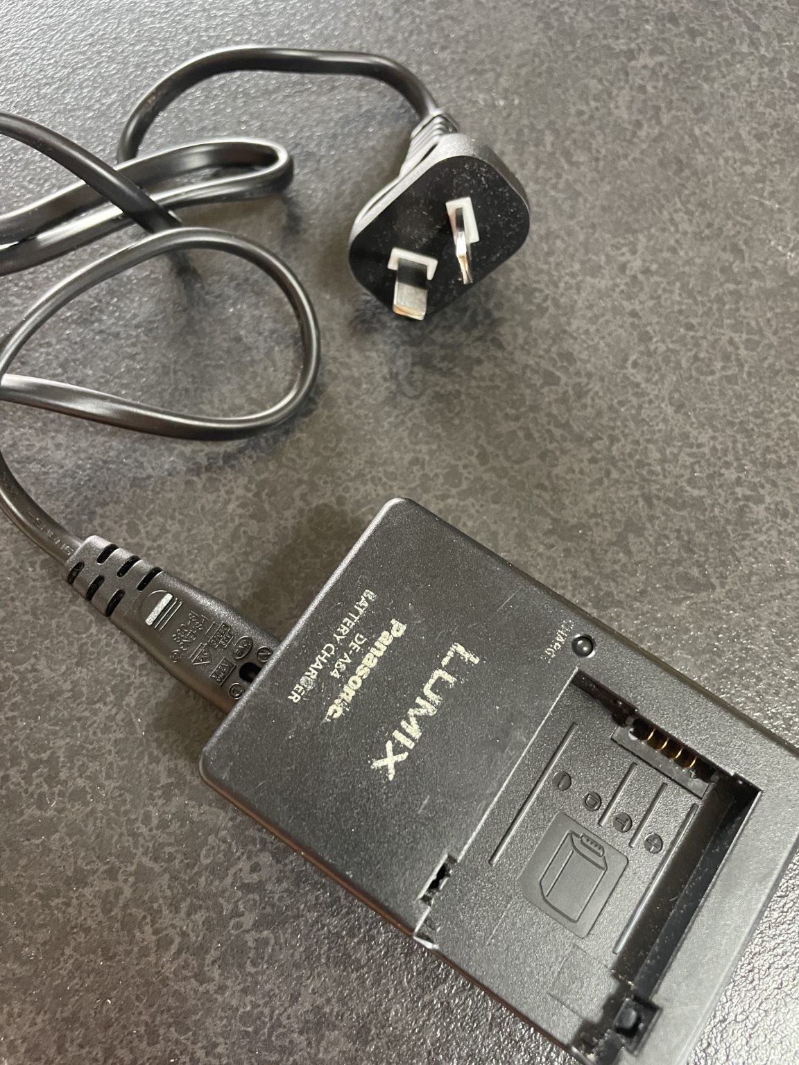 Cargador y cable de alimentación para Lumix DE-A84 (muy buen estado)