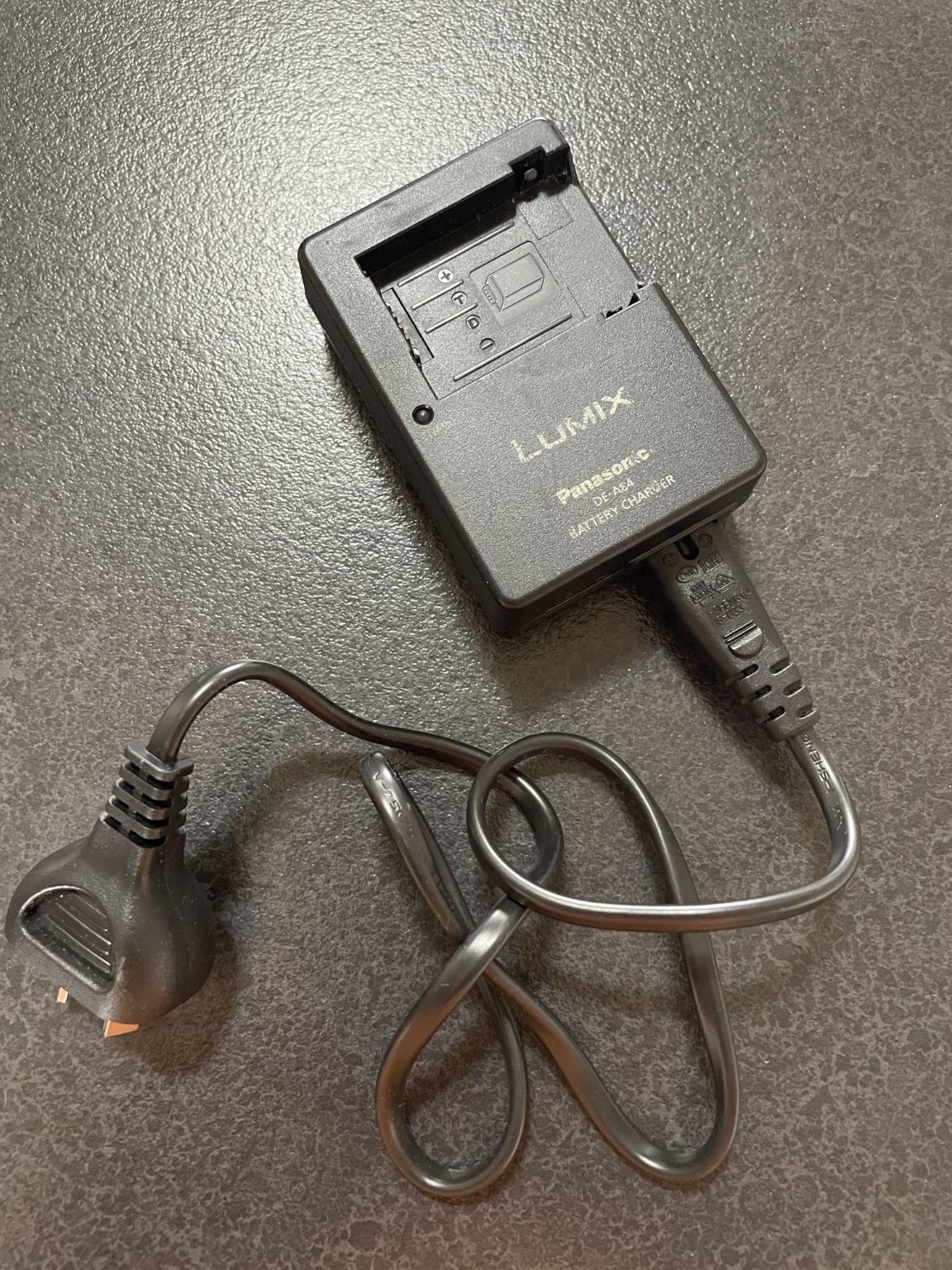Cargador y cable de alimentación para Lumix DE-A84 (muy buen estado)