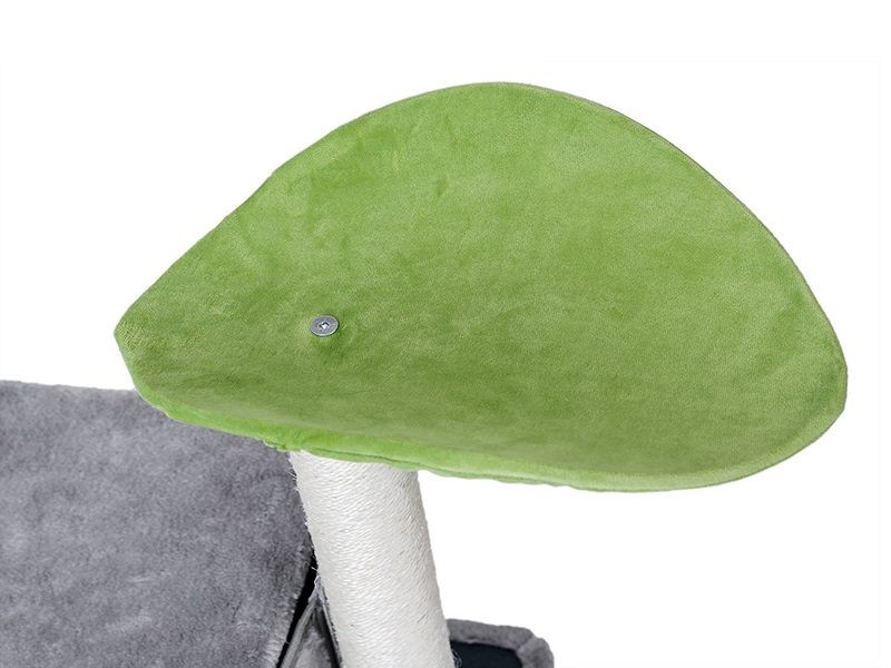 Rascador para gatos y gatitos en un árbol