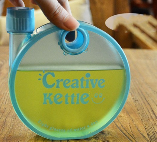 Botella de agua creativa con tetera, botella redonda creativa, artículos para beber para deportes al aire libre, tetera plana, botella de agua de plástico para viajes
