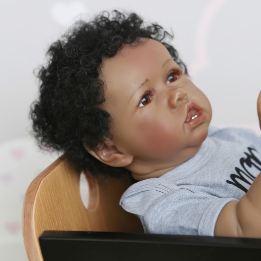 Muñeca renacida de 22 pulgadas, niño pequeño, Saskia, color negro