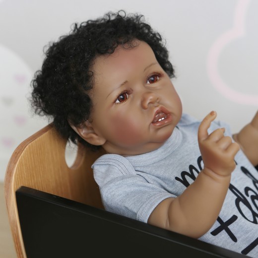 Muñeca renacida de 22 pulgadas, niño pequeño, Saskia, color negro