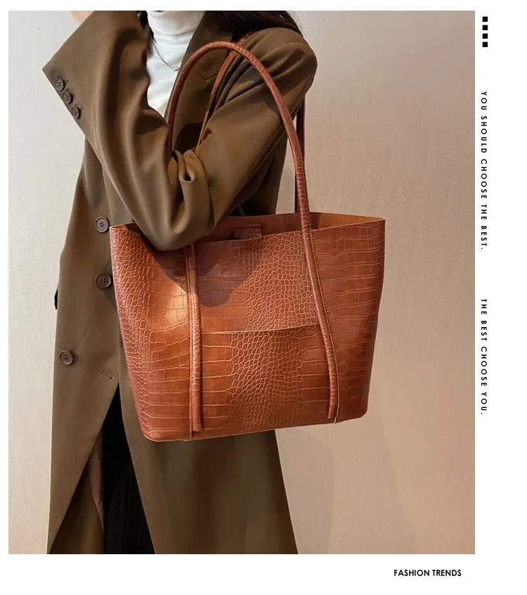 Bolso de mano estilo occidental de cuero suave con textura avanzada para el hombro, de gran capacidad y combinado.
