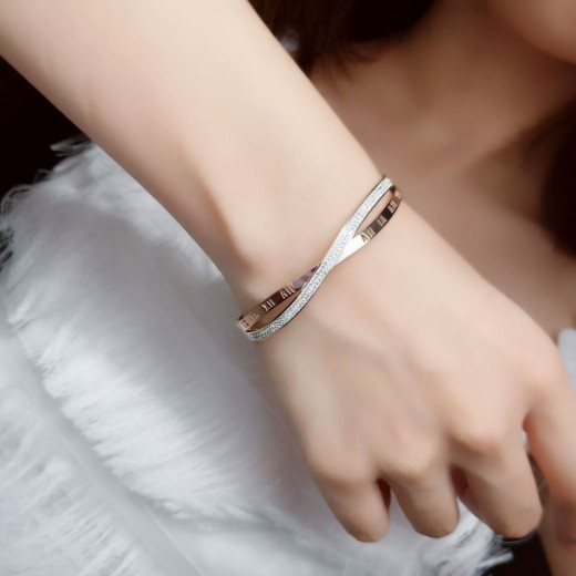 Pulsera de acero de titanio con nuevo estilo, exquisita pulsera con sello de corte romano y incrustaciones de diamantes en oro rosa, accesorios decorativos de moda con personalidad.