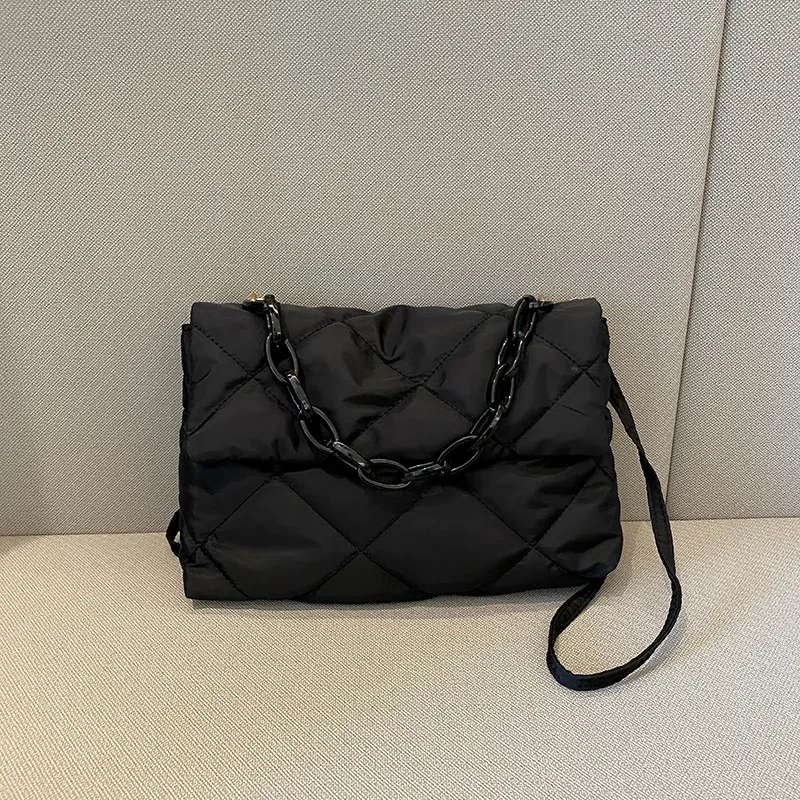 Bolso minimalista personalizado con cadena y textura cruzada en diagonal con rejilla de diamantes