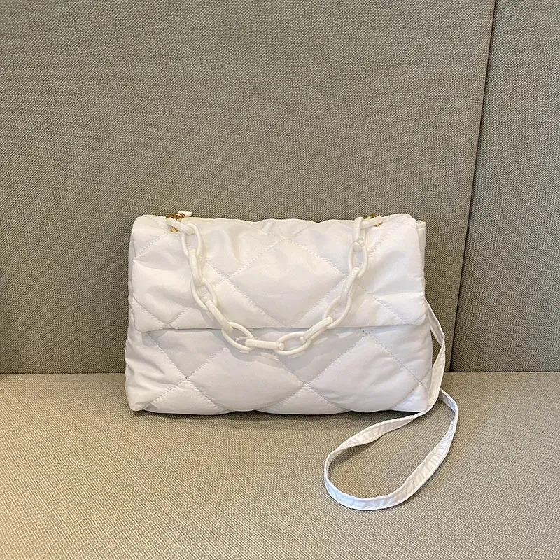 Bolso minimalista personalizado con cadena y textura cruzada en diagonal con rejilla de diamantes