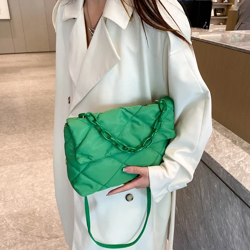 Bolso minimalista personalizado con cadena y textura cruzada en diagonal con rejilla de diamantes