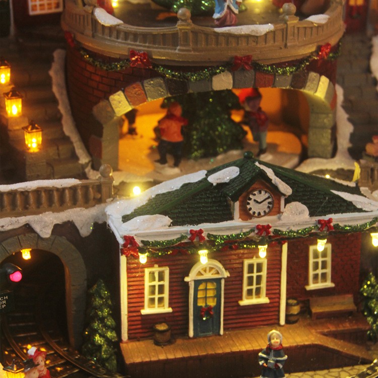 Gran casa musical LED luminosa con tren giratorio y adornos navideños giratorios.