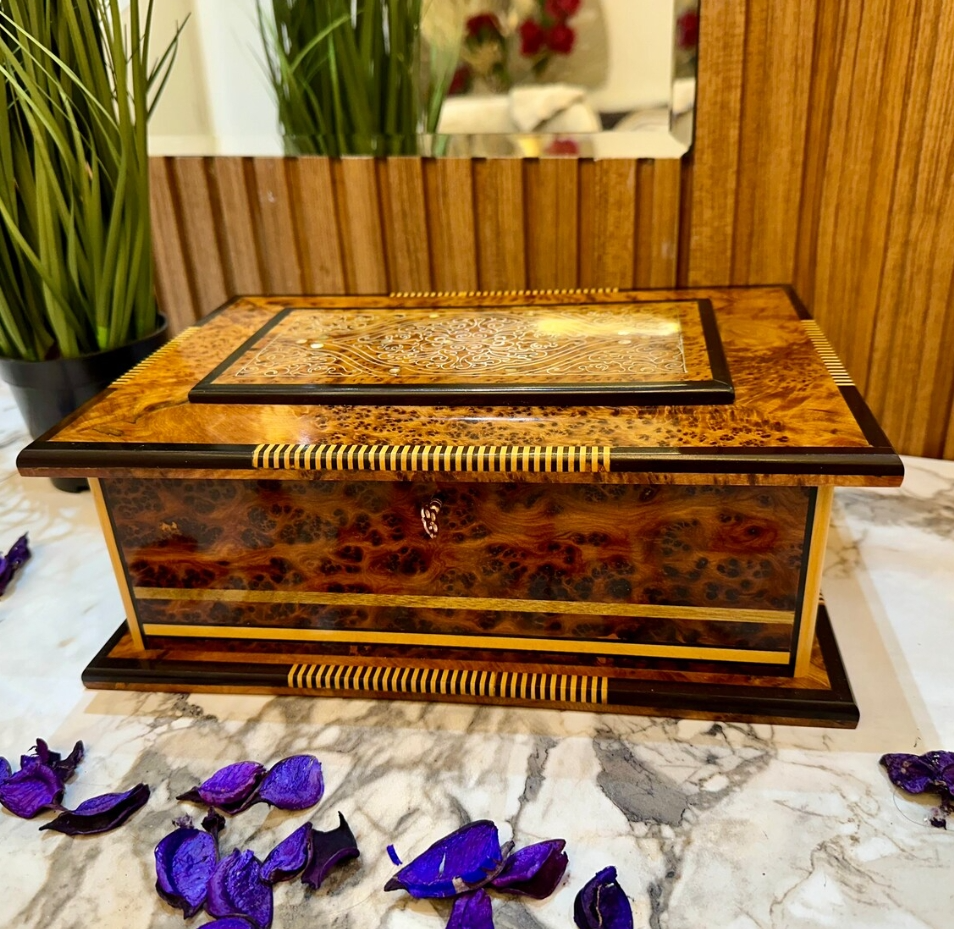 Joyero de lujo de 33 x 20 cm, de madera de nogal con incrustaciones de nácar. Caja de regalo de aniversario hecha a mano con cerradura y espejo interior. Caja decorativa para recuerdos, regalo de Navidad.