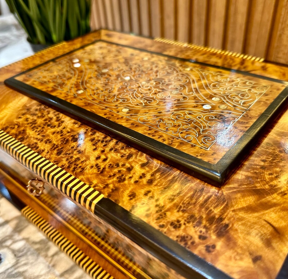 Joyero de lujo de 33 x 20 cm, de madera de nogal con incrustaciones de nácar. Caja de regalo de aniversario hecha a mano con cerradura y espejo interior. Caja decorativa para recuerdos, regalo de Navidad.