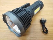 Linterna LED recargable de largo alcance y brillo