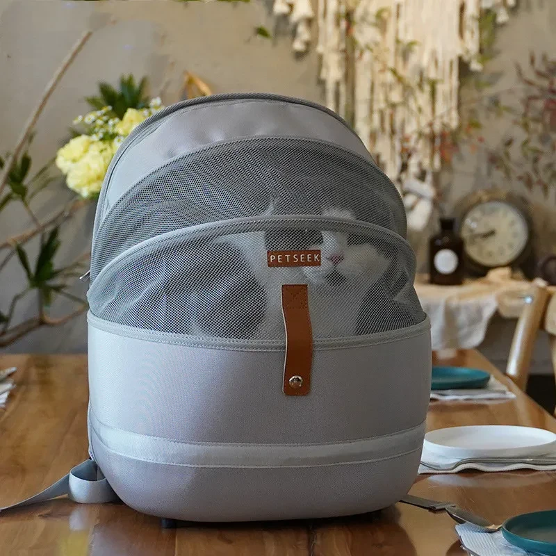 Transportín portátil de gran capacidad para gatos domésticos con hombros descubiertos.