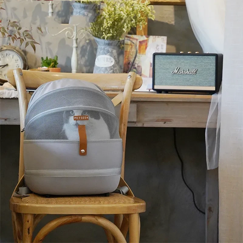Transportín portátil de gran capacidad para gatos domésticos con hombros descubiertos.
