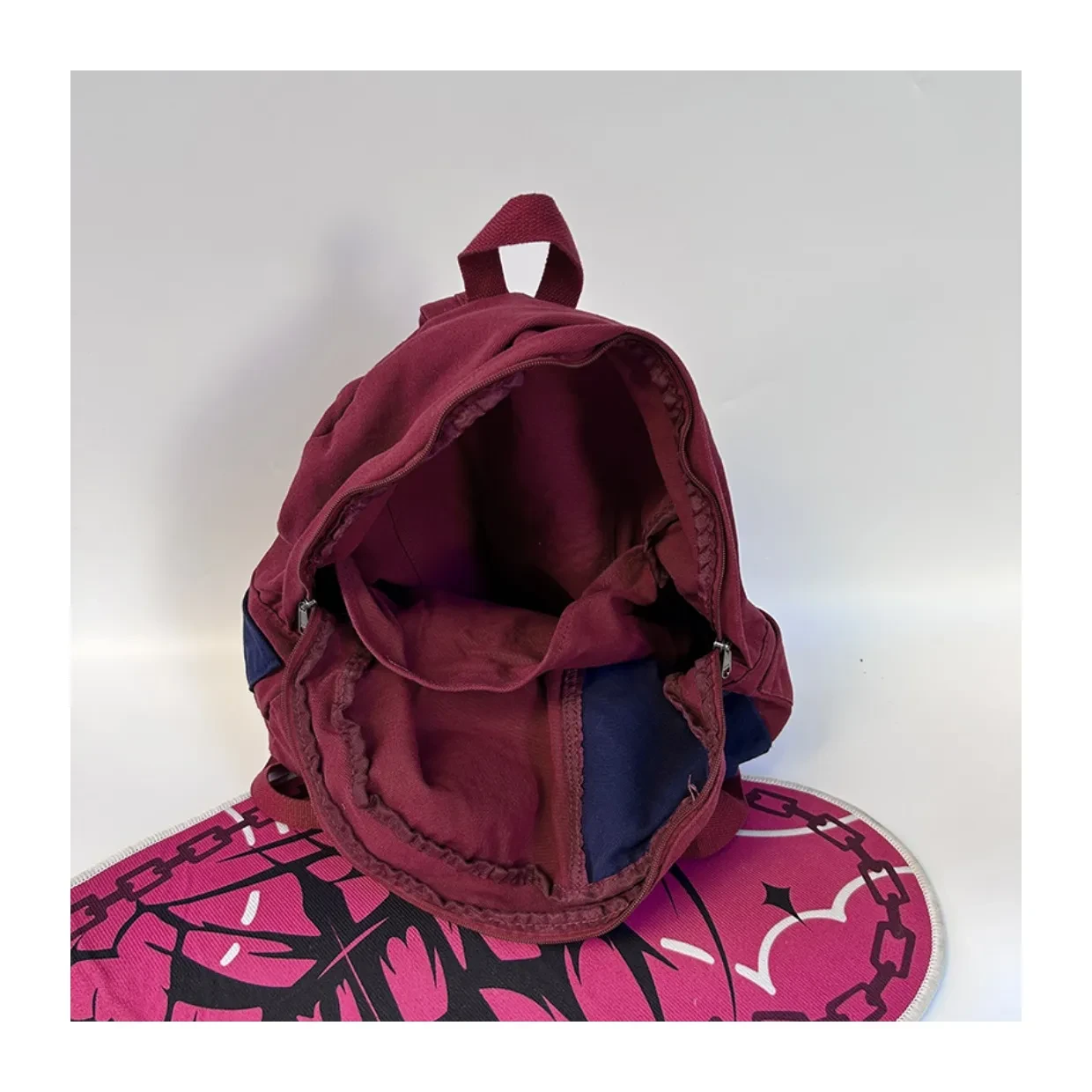 La mochila retro americana de un estudiante de secundaria es un nicho
