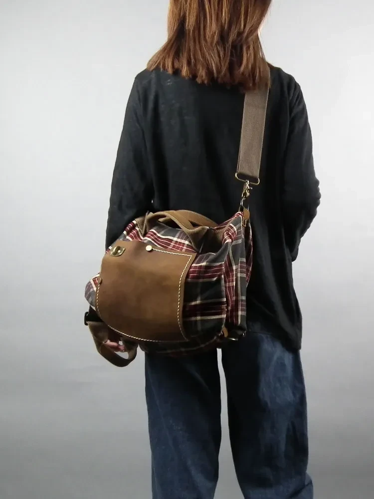 Mochila de cuadros rojos de gran capacidad