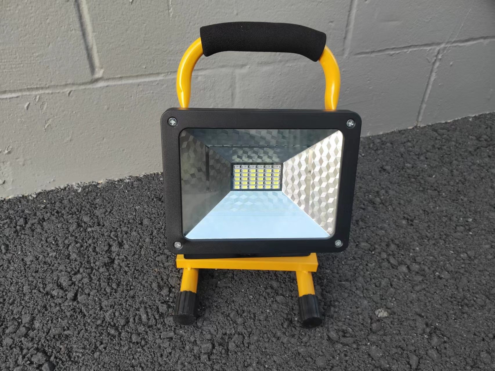 Luz de trabajo LED portátil recargable con soporte, 30 LED, 50 W, resistente al agua