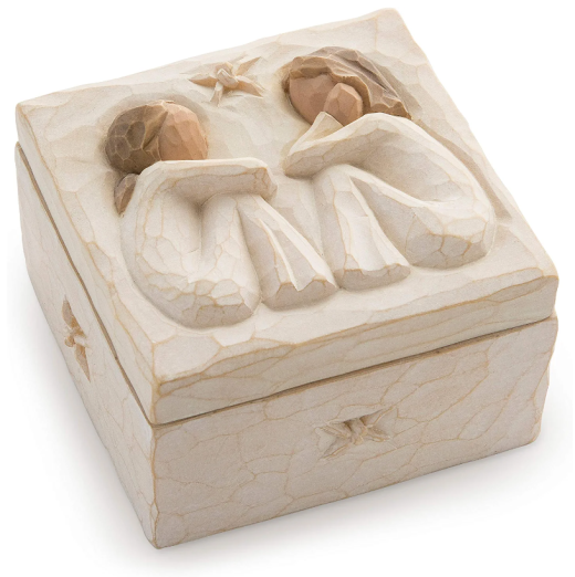 Caja de recuerdos tallada a mano en sauce