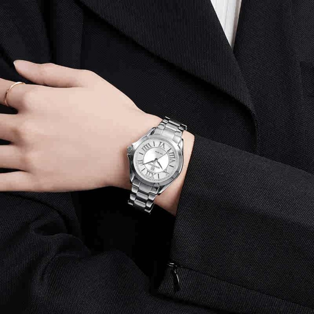 Reloj de pulsera minimalista y elegante para mujer con un alto valor estético.