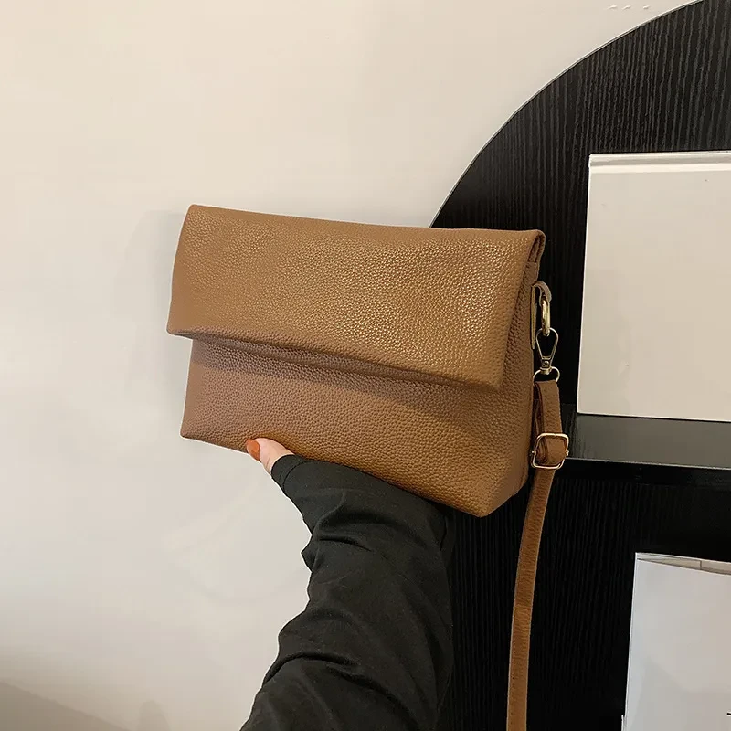Bolso bandolera bajo el brazo con diseño francés en color liso