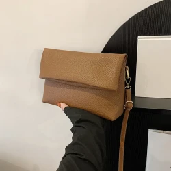 Bolso bandolera bajo el brazo con diseño francés en color liso