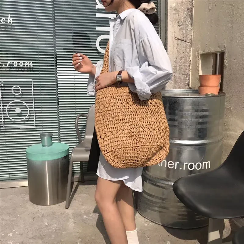 Bolsa tejida con cordón de papel y un solo asa