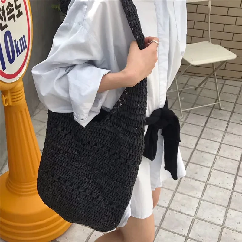 Bolsa tejida con cordón de papel y un solo asa