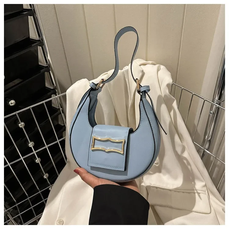 Bolso de hombro estilo axila con diseño de bola de masa hervida