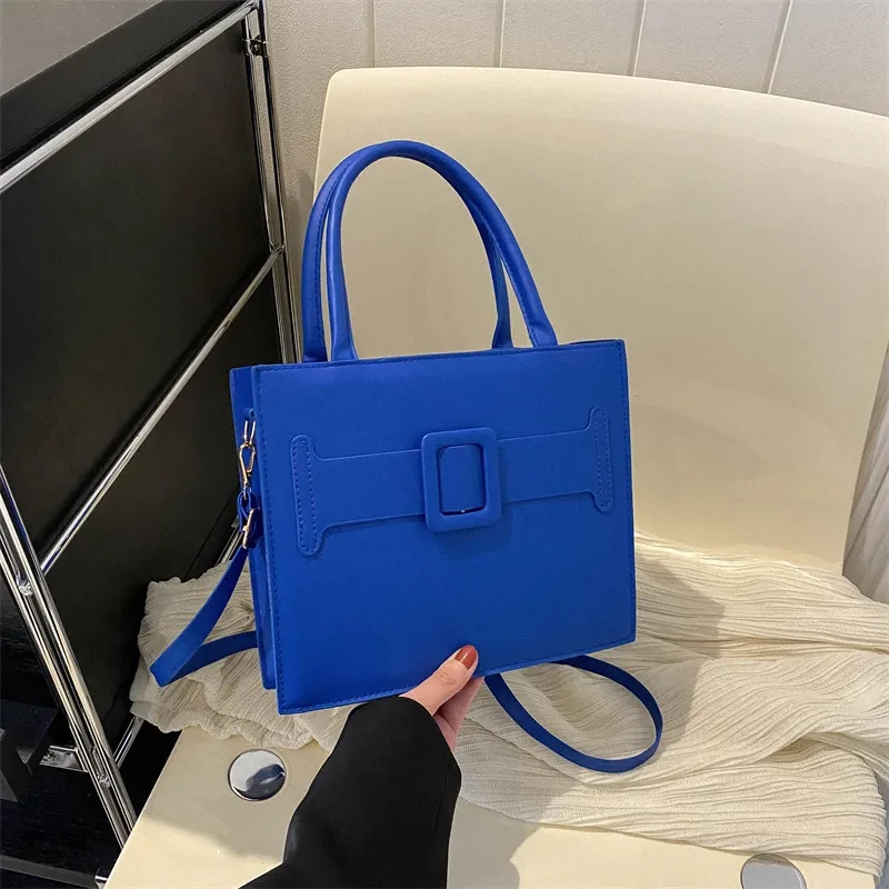 Bolso bandolera de gran capacidad y color liso para mujer.
