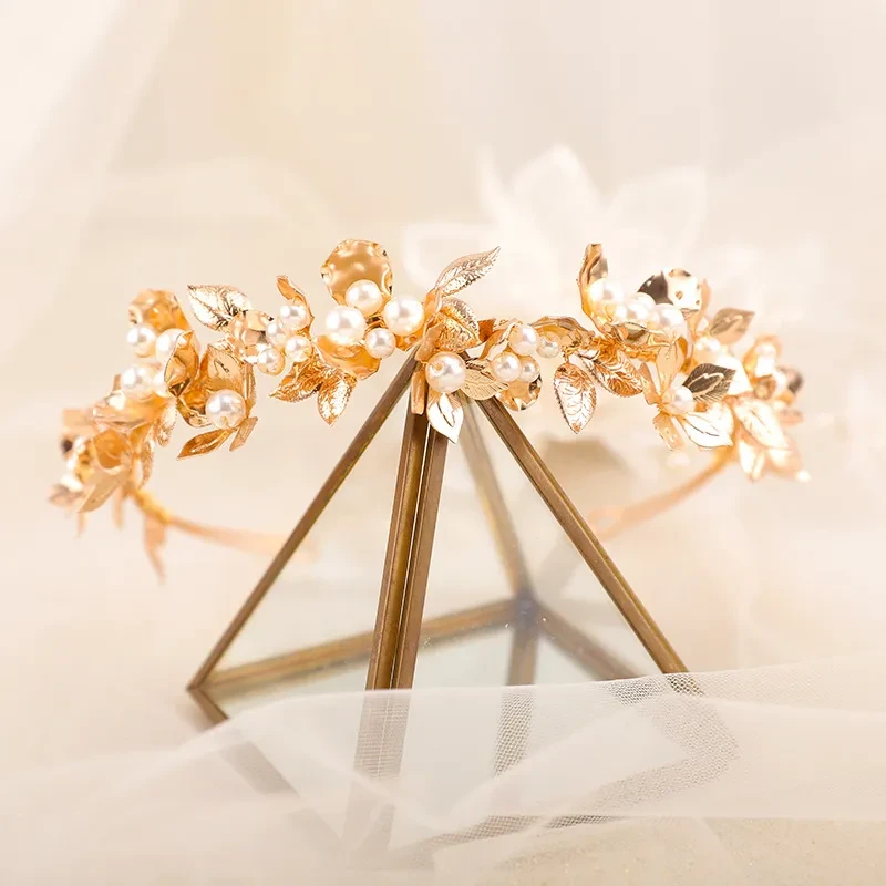 Diadema con diseño de perlas hechas a mano