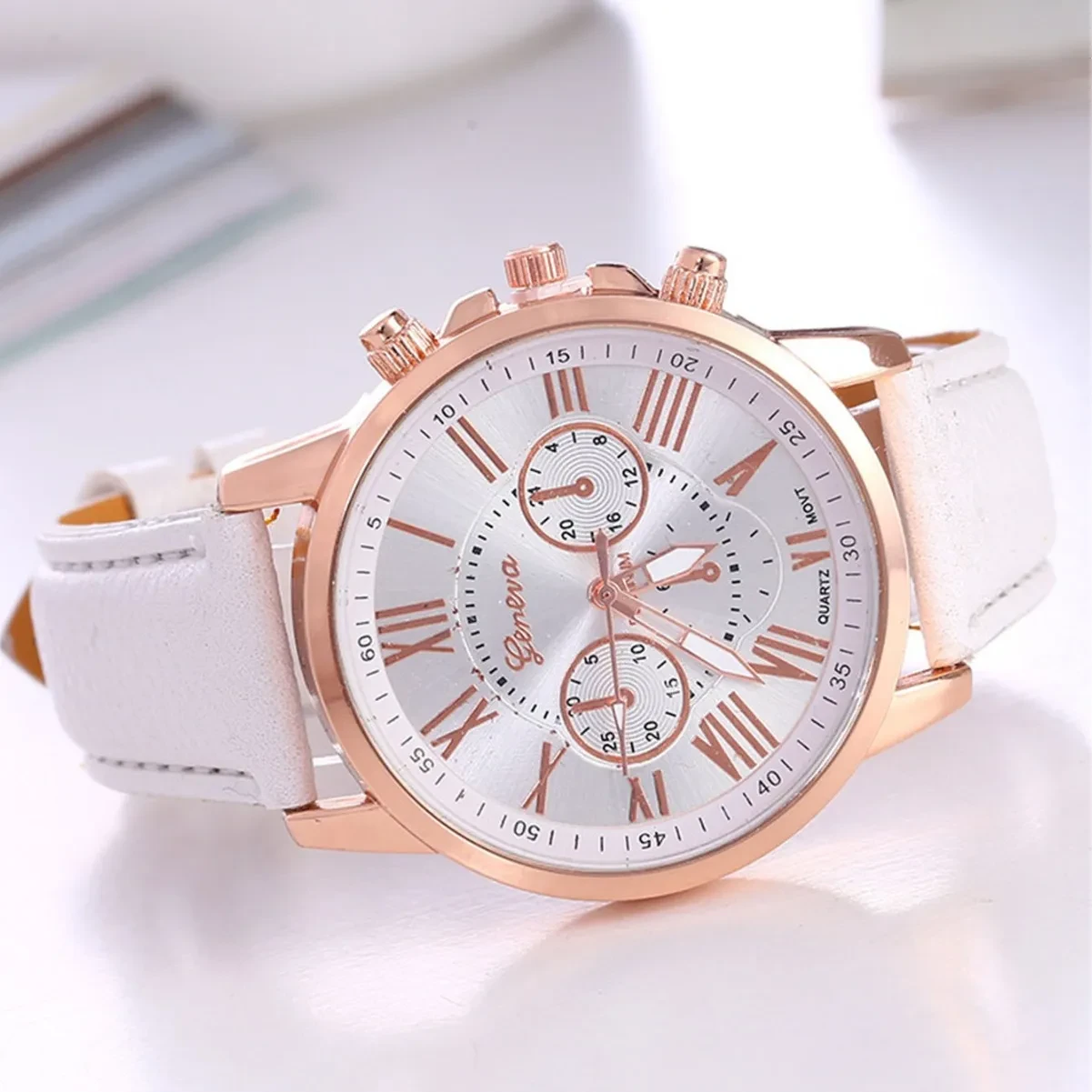 Nuevo reloj de cuarzo de moda para mujer, pulsera y traje.