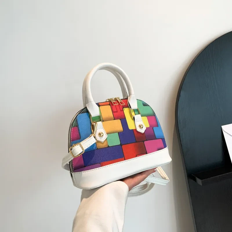 Bolso de concha moderno de alta calidad con costuras en colores contrastantes