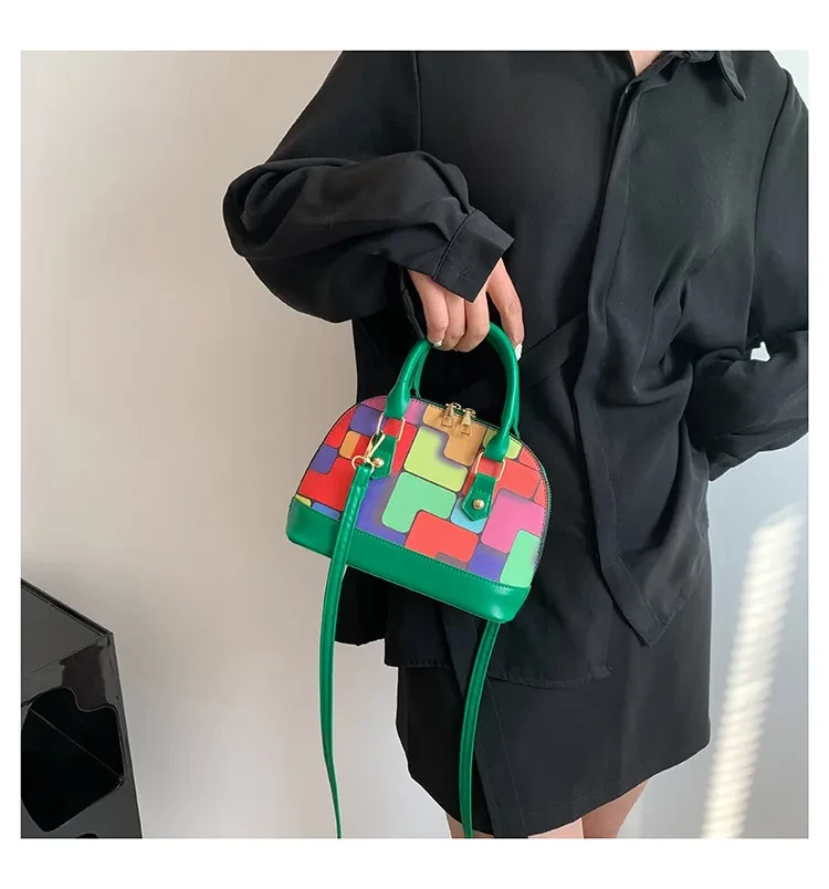 Bolso de concha moderno de alta calidad con costuras en colores contrastantes